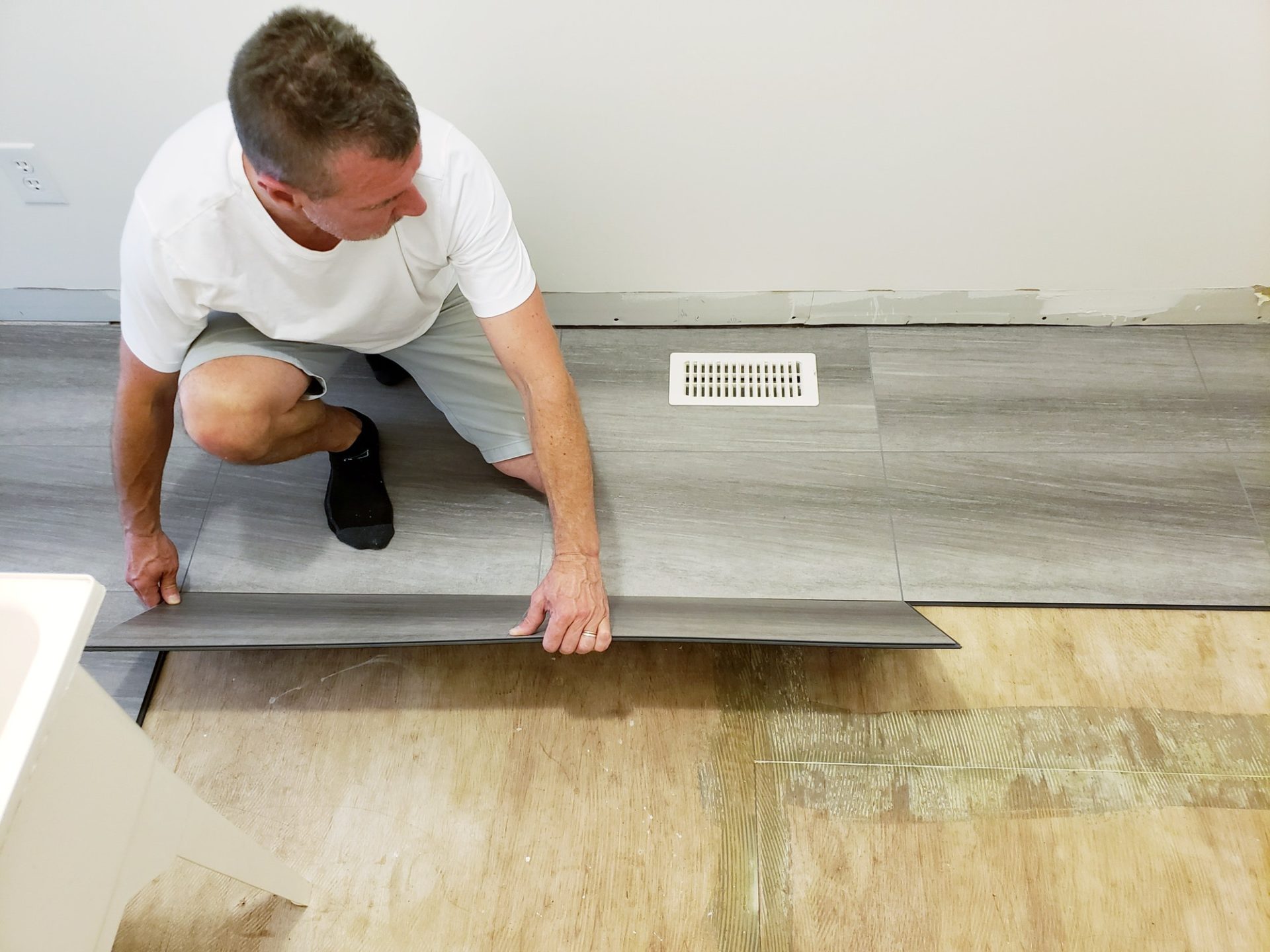 6 Best Scratch-Proof Floors for Pet Owners​